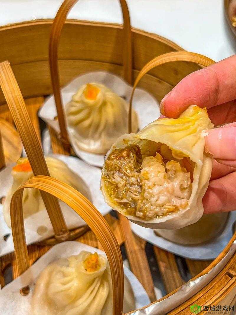 2025年春节后味蕾盛宴，蟹黄小笼包与姜饼的奢华对决，传统蟹黄美味依旧称王